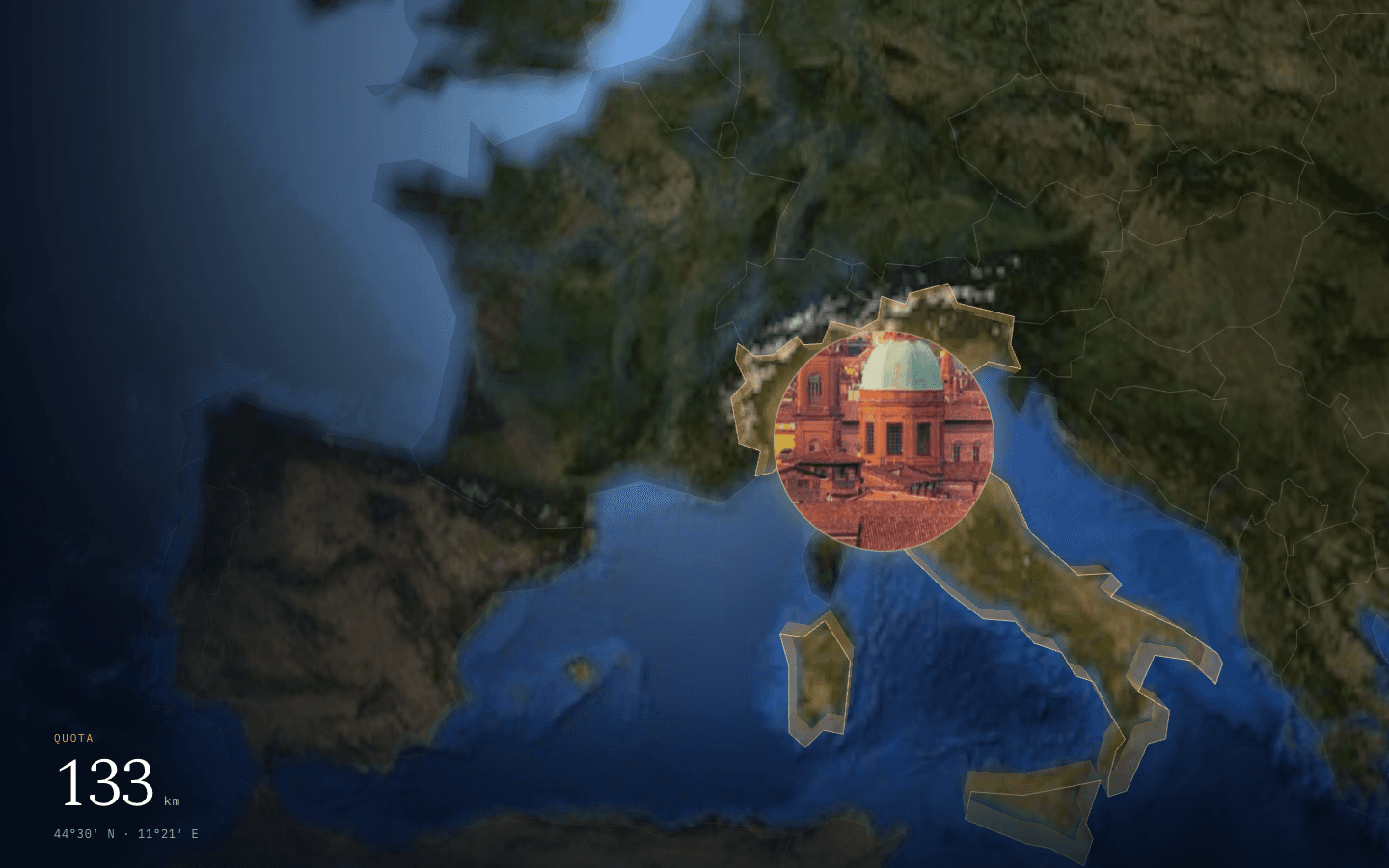 La discesa del sito di Strategia Immobiliare: la Terra ingrandita sull'Italia, un cerchio con i tetti di Bologna e, in basso a sinistra, la quota a 133 km con le coordinate.