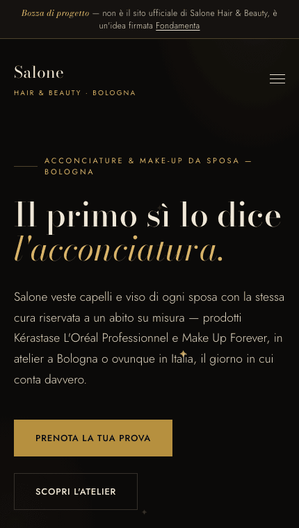 Anteprima per un atelier di acconciature e make-up: sfondo scuro, titolo in corsivo e pulsante per prenotare la prova.